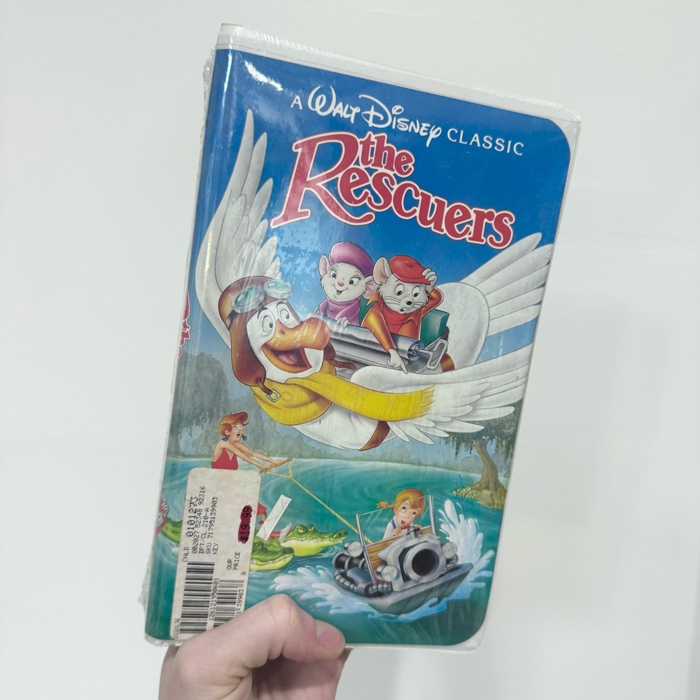 NIP Disney's The Rescuers Classic VHS - Blue and Red Cover